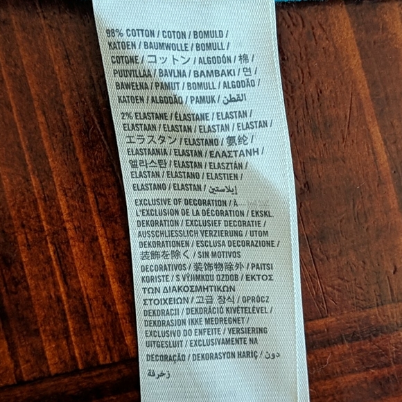 Short shorts - Picture 3 of 3